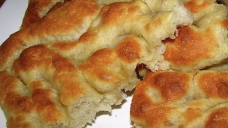 Come preparare una focaccia morbida e gustosa: la ricetta perfetta