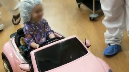 Bimbi malati entrano in sala operatoria a bordo di auto giocattolo per placare la paura