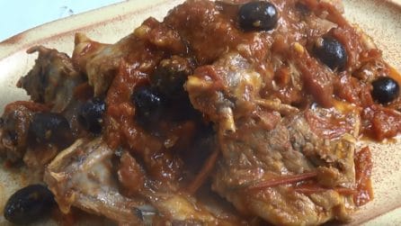 Coniglio in umido: un secondo piatto succulento e pieno di gusto