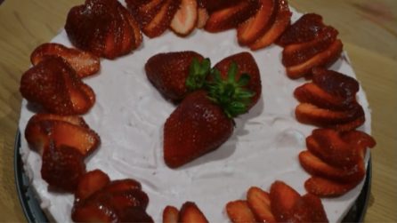 Torta al cacao e mousse di fragole: una base biscottata con una crema irresistibile