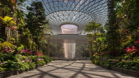 Singapore: apre il nuovo Jewel Changi Airport, l'aeroporto con la cascata indoor più alta del mondo