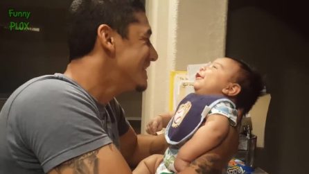 Il papà ascolta la voce del figlioletto e si commuove