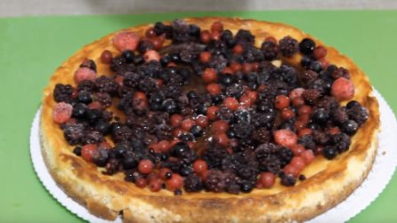 Cheesecake al forno con frutti di bosco: ideale per concludere un ottimo pranzo