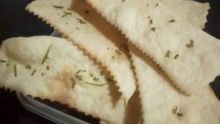 Sfoglie croccanti al rosmarino: lo snack leggero e super delizioso