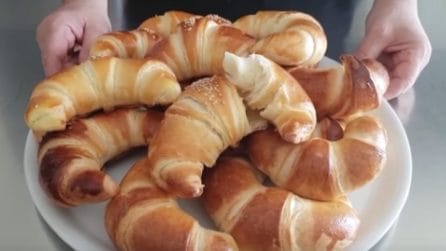 Cornetti salati e soffici: ideali da servire per i tuoi aperitivi sfiziosi