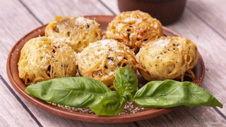Polpette in gabbia di spaghetti: croccanti all'esterno, ma con un cuore di formaggio filante!