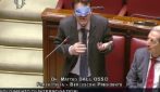 Matteo Dall'Osso interviene bendato alla Camera