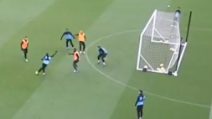 Stop perfetto, dribbling ubriacante e gol di rabona: la giocata è spettacolare