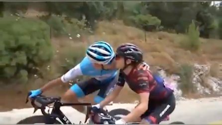 Campionati nazionali di ciclismo, sorpassa la fidanzata e la bacia: il gesto d'amore