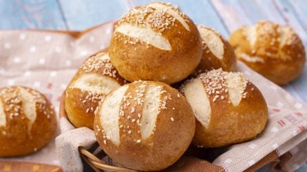 Panini laugenbrot: ecco come fare in casa dei panini soffici e saporiti!