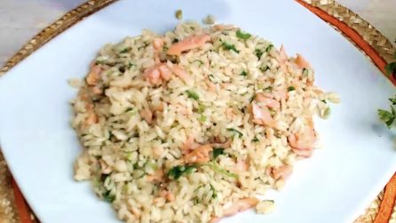 Risotto al salmone: la ricetta del primo piatto semplice e buonissimo