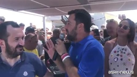Manifestanti cantano "Bella ciao", Salvini contestato replica: "Li segnaleremo a Sanremo"