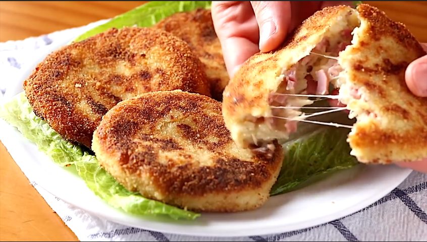 Frittelle di patate con prosciutto e formaggio: impossibile resistere