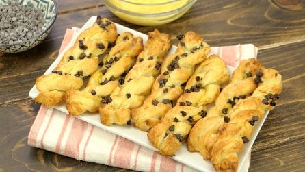 Treccine e fiocchi di pasta sfoglia: 2 idee sfiziose per uno snack pronto in pochissimo tempo!