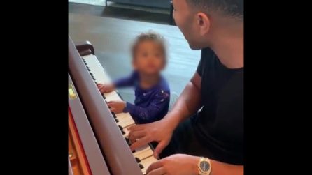 John Legend suona con il figlio di un anno: duetto adorabile al pianoforte