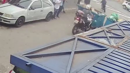 La polizia insegue un malvivente: ragazzini buttano un cassonetto in strada per ostacolare i poliziotti