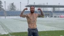 Sergio Ramos non teme il freddo: a petto nudo sotto la neve
