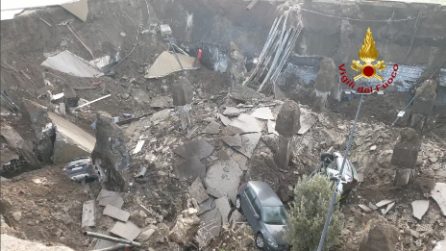 Dentro la voragine dell'Ospedale del Mare: le auto inghiottite e l'intervento dei vigili del fuoco