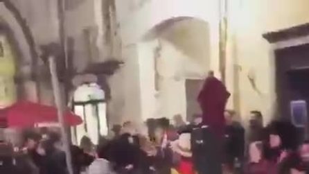 Lucca: balli in piazza nel Centro storico. Scattano le denunce per gli assembramenti