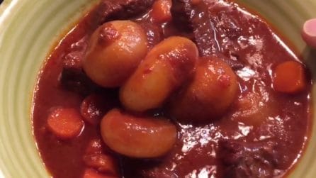 Spezzatino con cipolle: la ricetta del secondo piatto appetitoso