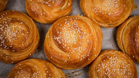 Girelle di pasta sfoglia fatte in casa: croccanti fuori e morbide dentro!