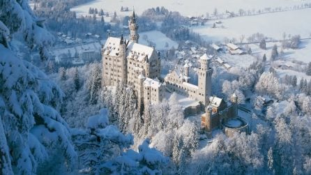 Il castello innevato che sembra uscito dalle favole si trova in Germania