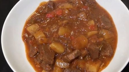 Spezzatino con patate e peperoni: la ricetta del secondo piatto ricco e gustoso