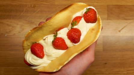 Cannoli di pan di spagna ripieni di crema: perfetti per un momento dolce!