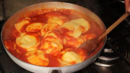 Ravioli fatti in casa con il pomodoro: la ricetta del primo piatto saporito