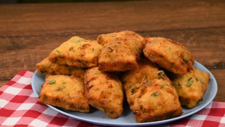 Pane alle erbe senza lievito di birra: dei quadratini soffici da gustare con ogni piatto!
