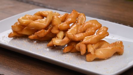 Bugnes fritti con sciroppo: i dolcetti facili e sfiziosi da preparare in casa!