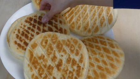 Pane di Naan senza uova: la ricetta che si cuoce in padella