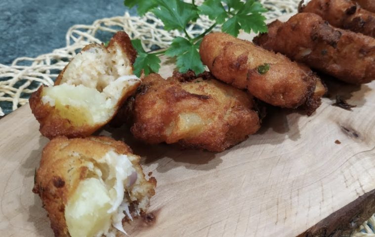 Frittelle di patate e cipolla: la ricetta gustosa e pronta in pochi minuti