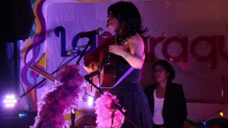 Il cabaret di Minerva Velenzuela combatte la violenza strappando una risata