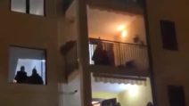 Coronavirus, a Salerno la gente chiusa in casa canta dai balconi l'Inno di Mameli