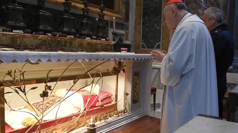 Bergamo, la supplica del Cardinale Comastri davanti alle spoglie di