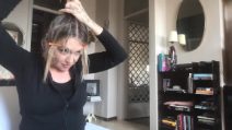 Paola Barale taglia da sola i capelli con l'effetto torchon