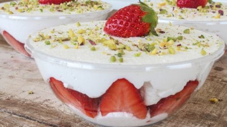 Dessert al cucchiaio con tre ingredienti: veloce, bello e goloso