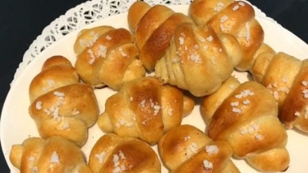 Mini cornetti soffici: ideali a colazione o a merenda