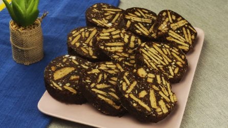 Salame al cioccolato con biscotti e nocciole: la ricetta alternativa per un dolce super goloso!