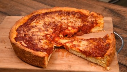 Deep dish pizza: la ricetta americana da fare a casa in pochi passi!