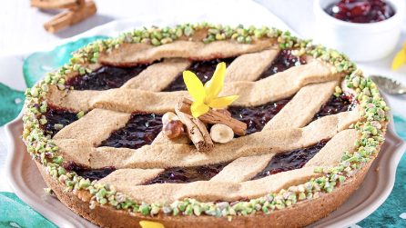 Crostata alle amarene: la pasta frolla alle nocciole vi conquisterà