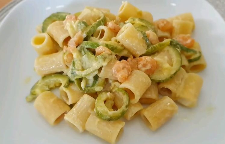 Pasta gamberetti e zucchine: la ricetta del primo piatto delizioso
