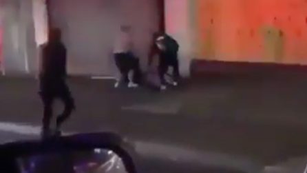 New York, scontri nel Bronx: poliziotto aggredito e colpito brutalmente