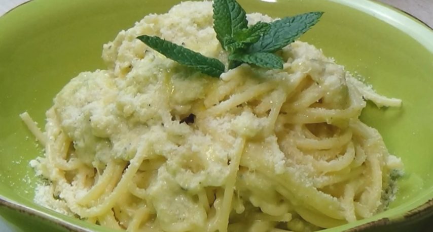 Pasta con crema di zucchine e ricotta: il primo piatto cremoso e saporito