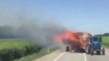 Una lunga striscia di fuoco: all'improvviso l'incendio divampa sul trattore