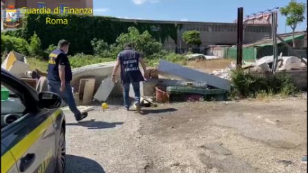 Batterie, plastiche e detriti tra le tonnellate di rifiuti nella discarica abusiva al Prenestino