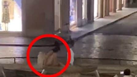 Roma, si fa il bagno semi nuda nella fontana della Barcaccia