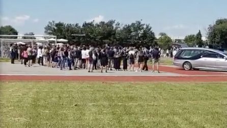 Gessate, applausi all'uscita dei feretri dei piccoli Elena e Diego