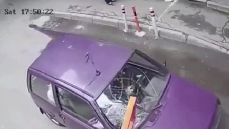 Sbaglia le misure per entrare nel parcheggio e distrugge la sua auto